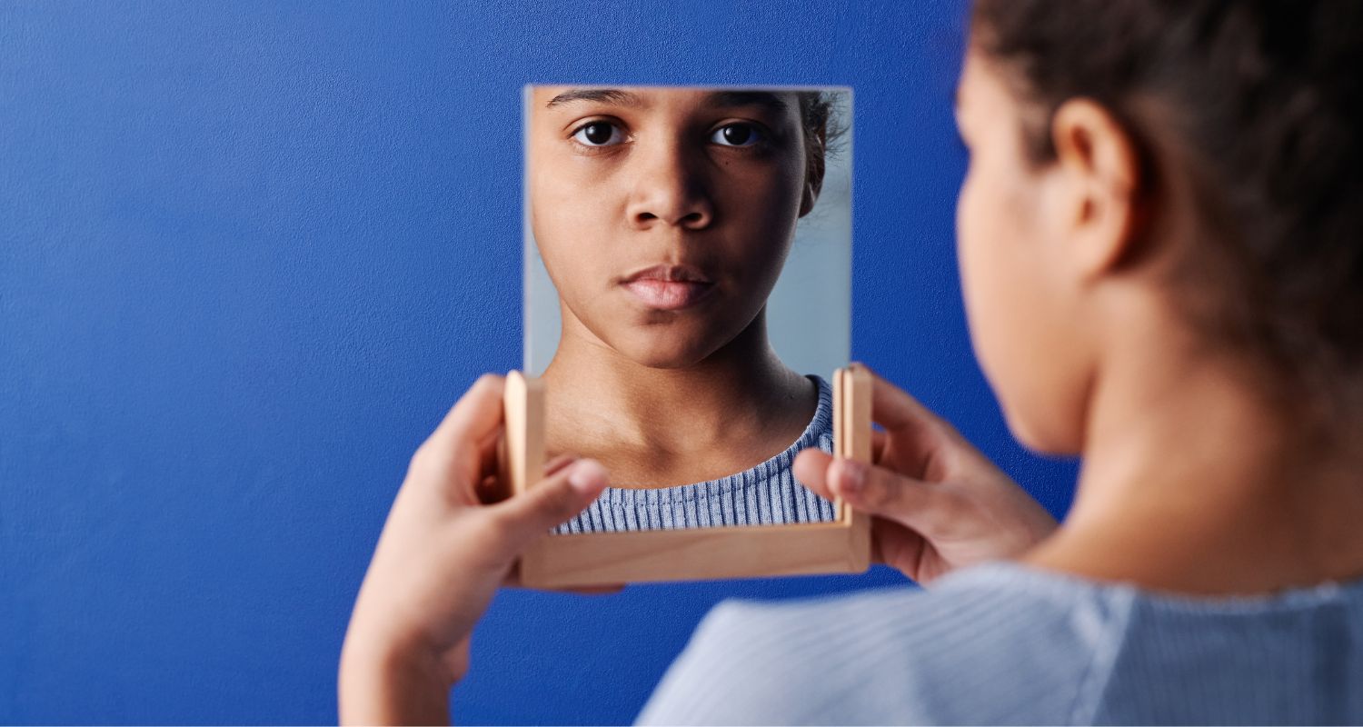 Mengapa Kita Bisa Melihat Bayangan Kita di Cermin